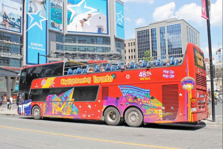 Bus touristique de Toronto prêt pour le départ