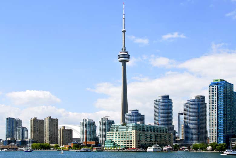 Skyline di Toronto su cui spicca la CN Tower