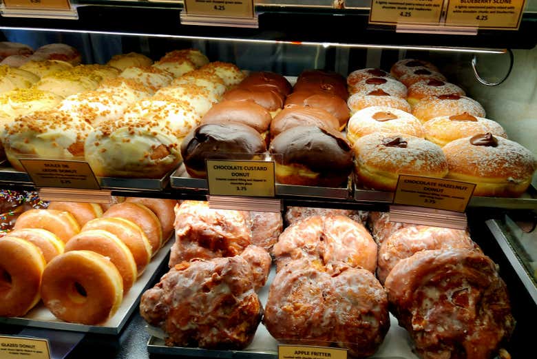 Expositor de dónuts en una cafetería de Vancouver