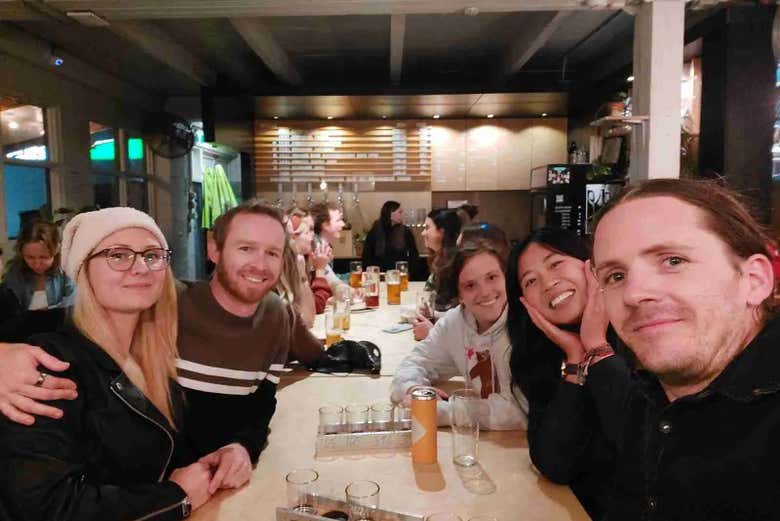 Disfrutando de una cata de cervezas artesanales