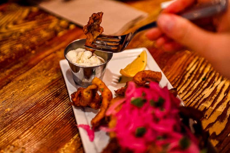Degustando uno de los platos típicos de Vancouver