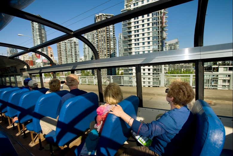 Contemplando Vancouver dall'autobus turistico