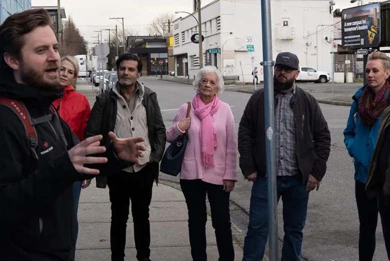 El guía explicando el arte urbano de la ciudad