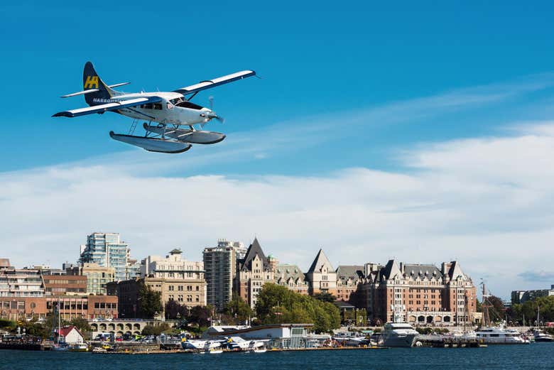 L'hydravion survolant Victoria