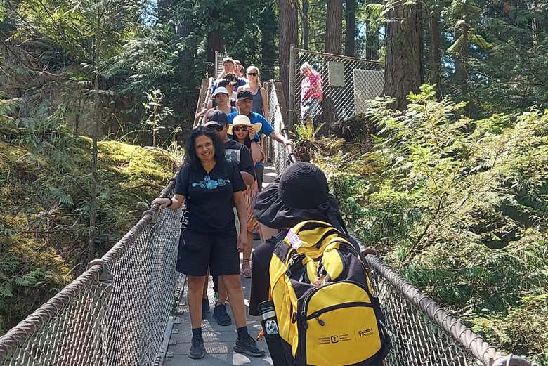 Cruzando el puente colgante de Lynn Canyon Park