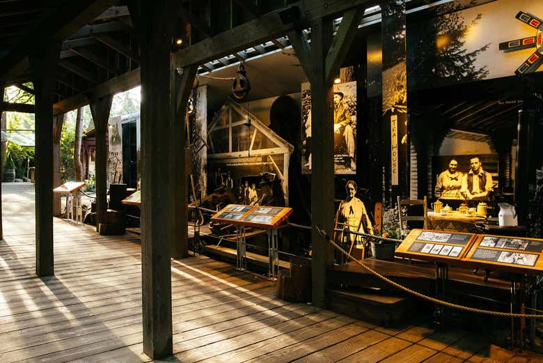 Visitando uma das exposições do parque