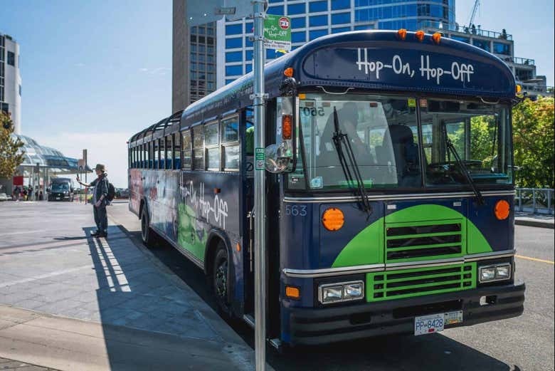 Ônibus turístico de Vancouver em uma de suas paradas