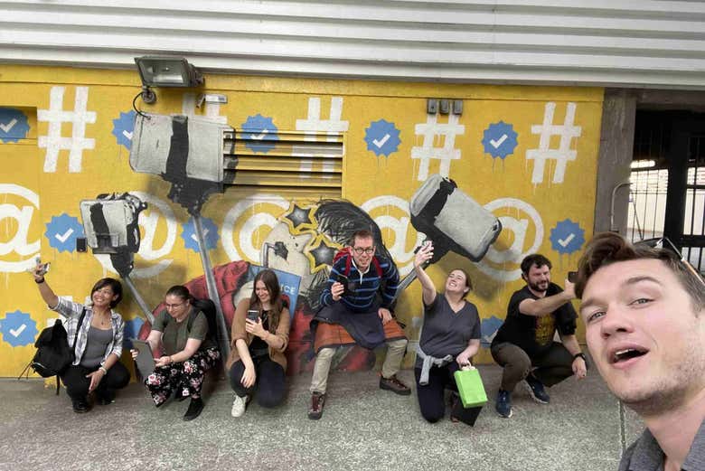 Posando ante un grafiti