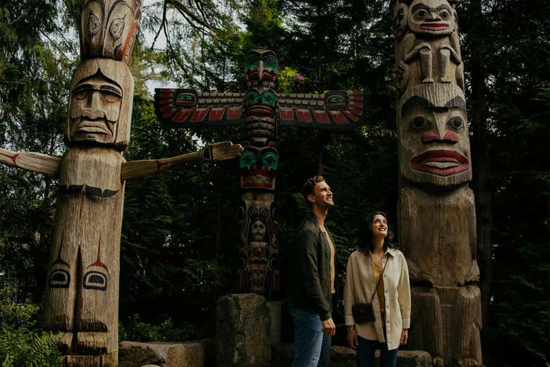 Vendo os totens do Capilano Suspension Bridge Park 