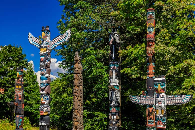 Mâts totémiques dans le parc Stanley