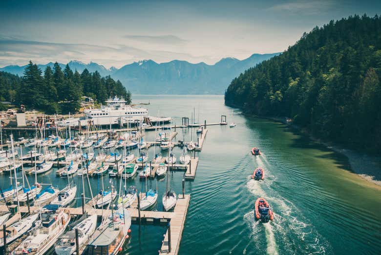 Paseo en barco por el fiordo Howe Sound