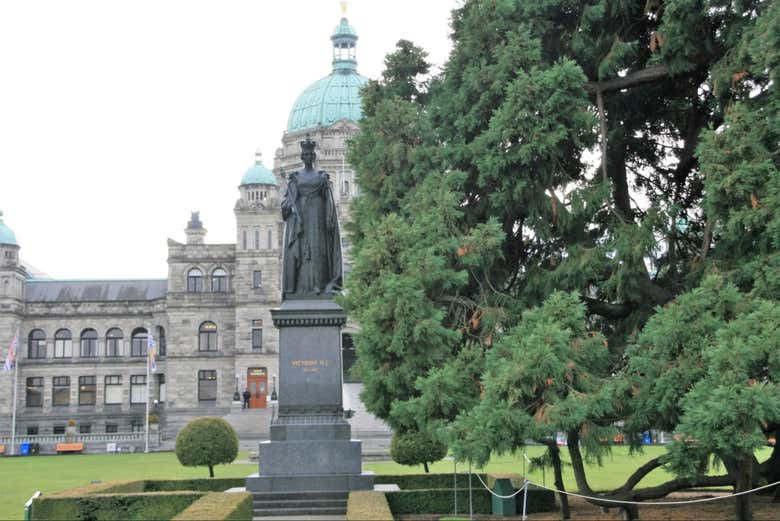 Look at the Victoria Memorial