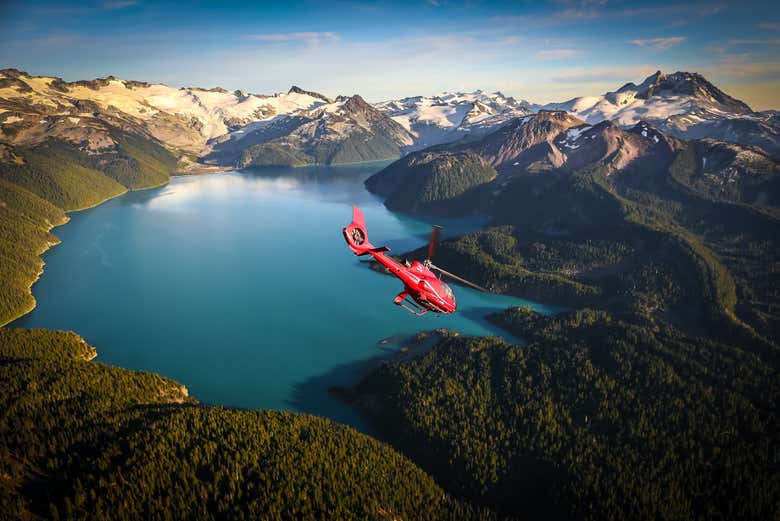 Sobrevolando uno de los lagos de Whistler