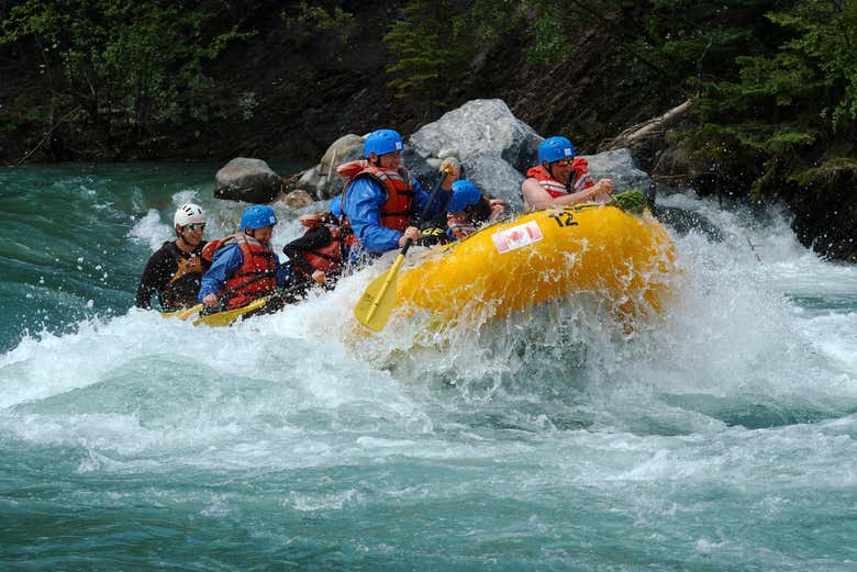 Disfrutando de los rápidos del río Elaho