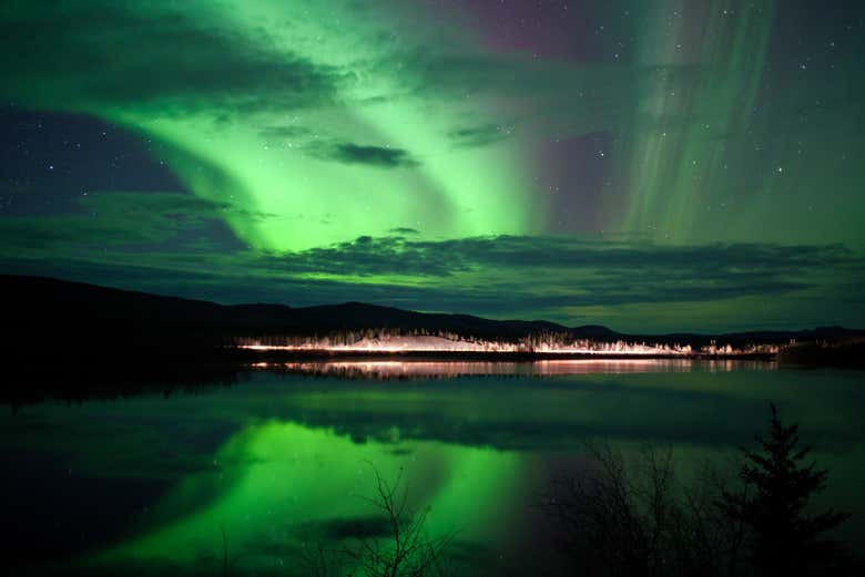 Luces del norte reflejadas en los lagos de Whitehorse