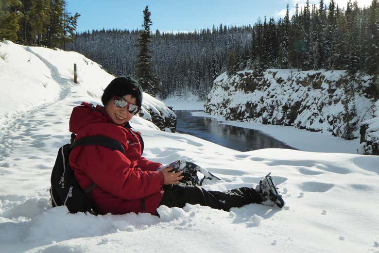 Um menino aproveitando um dia na neve