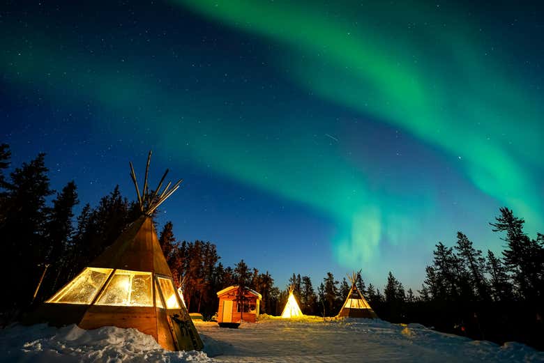 Tipis bajo la aurora boreal