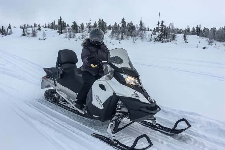 Motos prêtes pour une aventure dans la neige