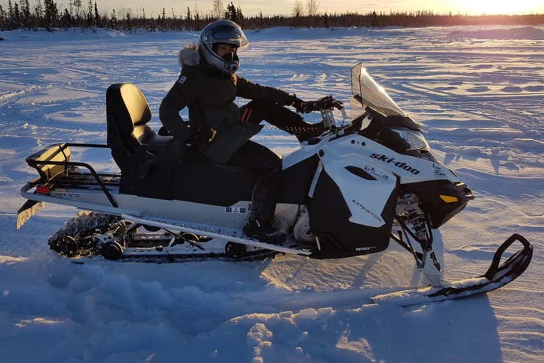En moto de nieve por Yellowknife