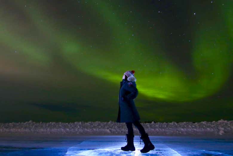 Paseando bajo la aurora boreal