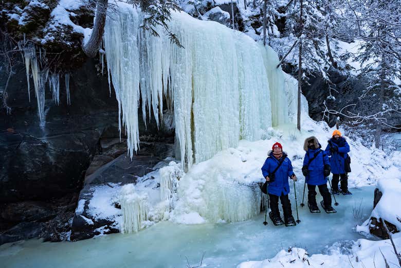 Explorando una cueva de hielo