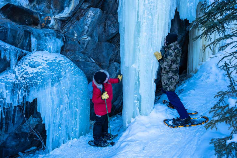 Pasando junto a la cueva de hielo