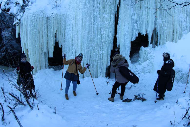 Paseando por el lago Great Slave en raquetas de nieve