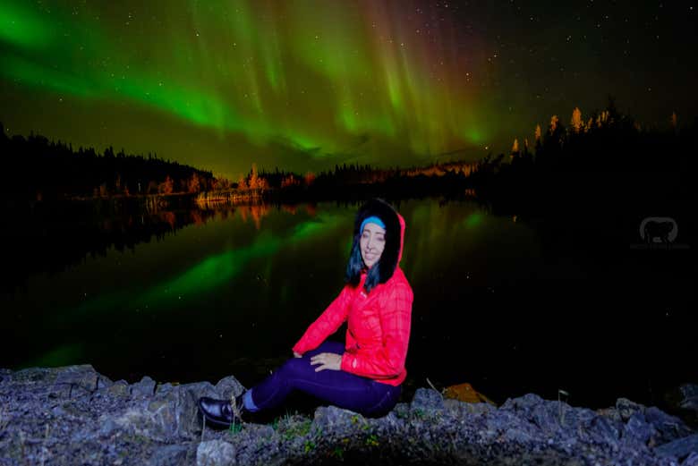 Riflesso dell'aurora boreale nel lago