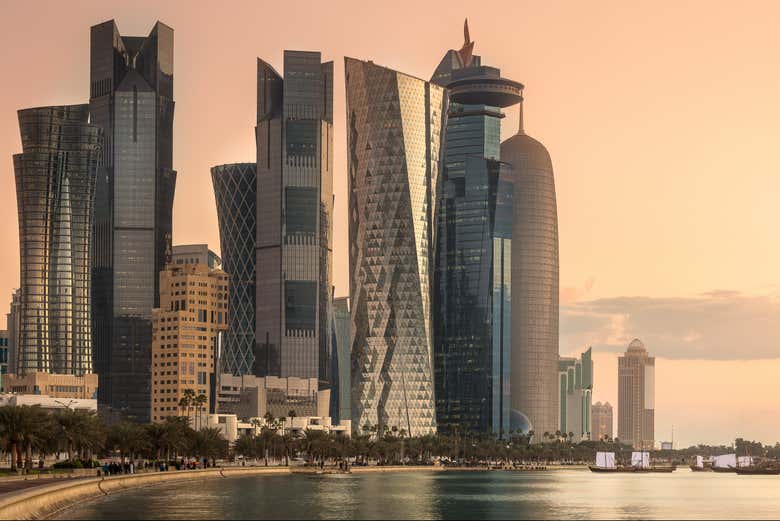 Atardecer sobre los rascacielos de West Bay