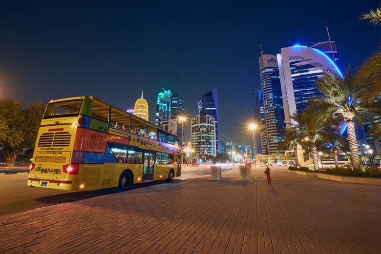 Podréis recorrer Doha en autobús turístico al anochecer