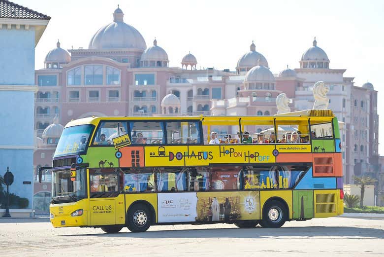 Autobús recorriendo Doha
