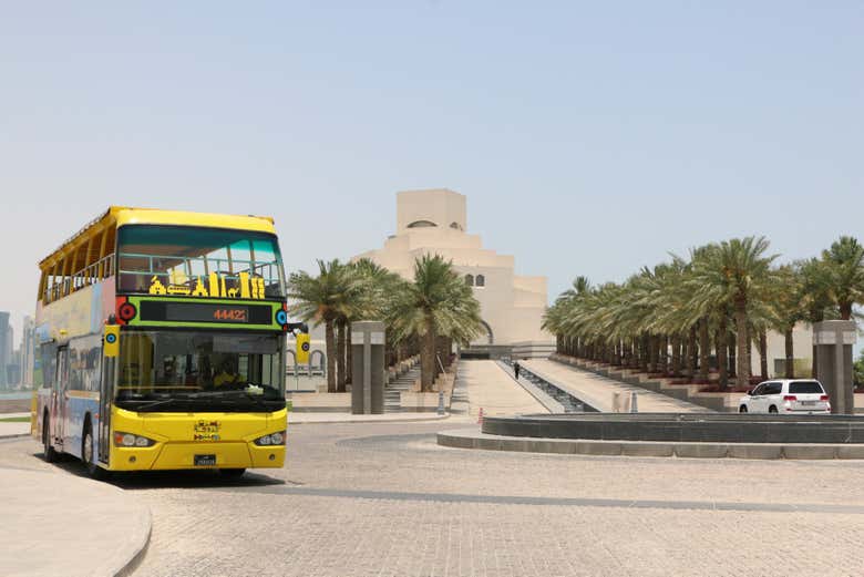 Autobús turístico en el centro de Doha