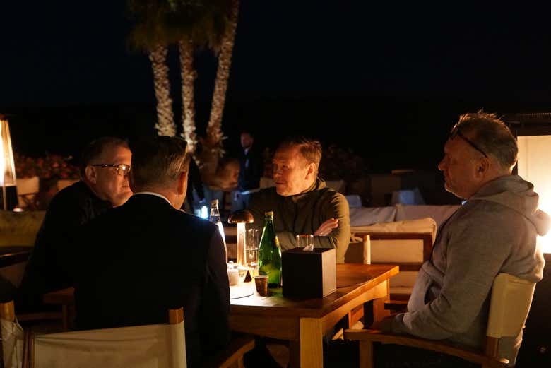 Cena entre amigos en el campamento árabe
