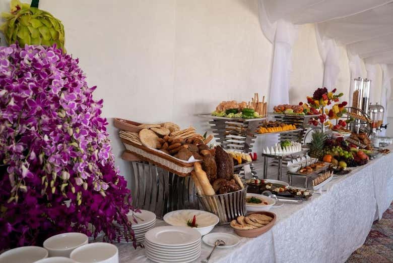 Mesa de desayuno buffet en el desierto