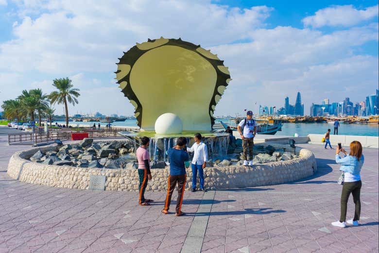 La icónica fuente de la perla en la Corniche de Doha