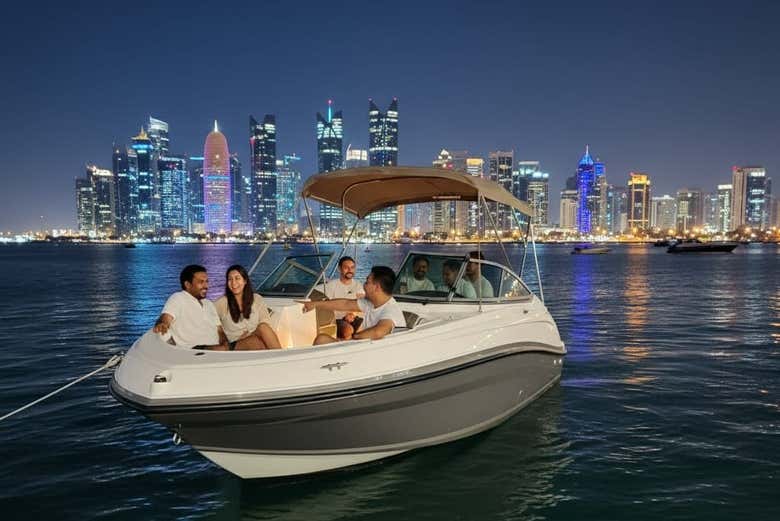 Disfrutando del paseo en barco por Doha 