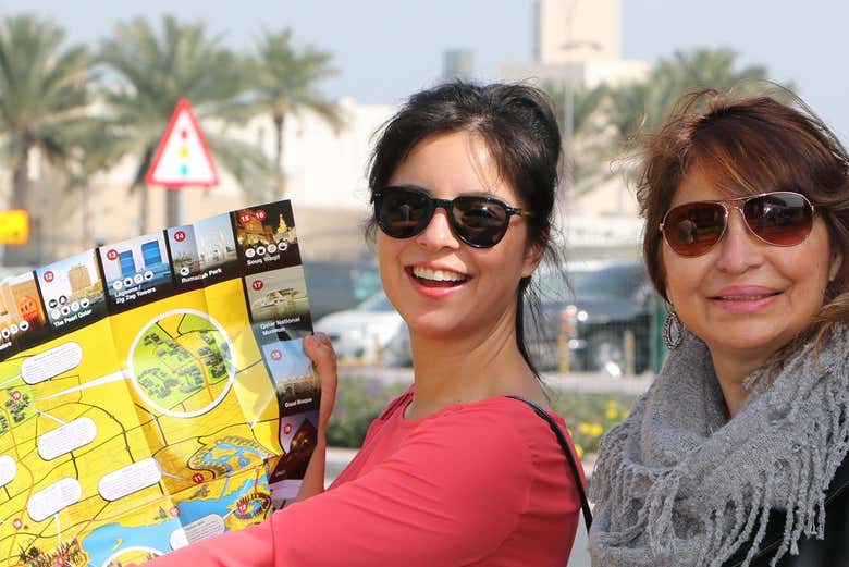 Madre e hija explorando Doha