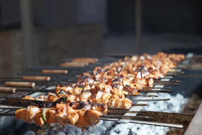 Todo listo para probar brochetas a la parrilla en el campamento