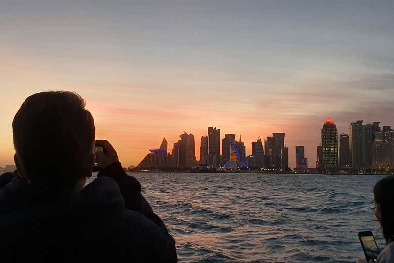 Un pasajero del barco disfrutando del atardecer de Doha