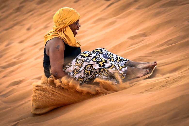 Practicando sandboarding en las dunas de Doha