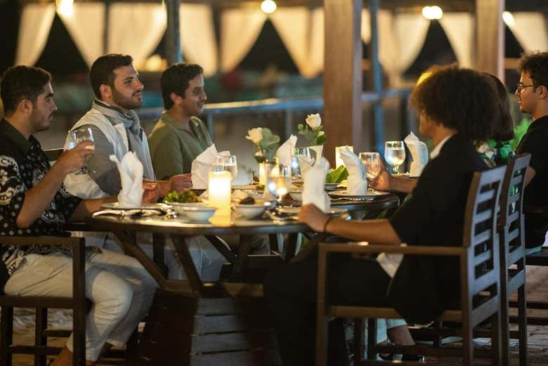 Disfrutando de una cena inolvidable en el desierto de Qatar