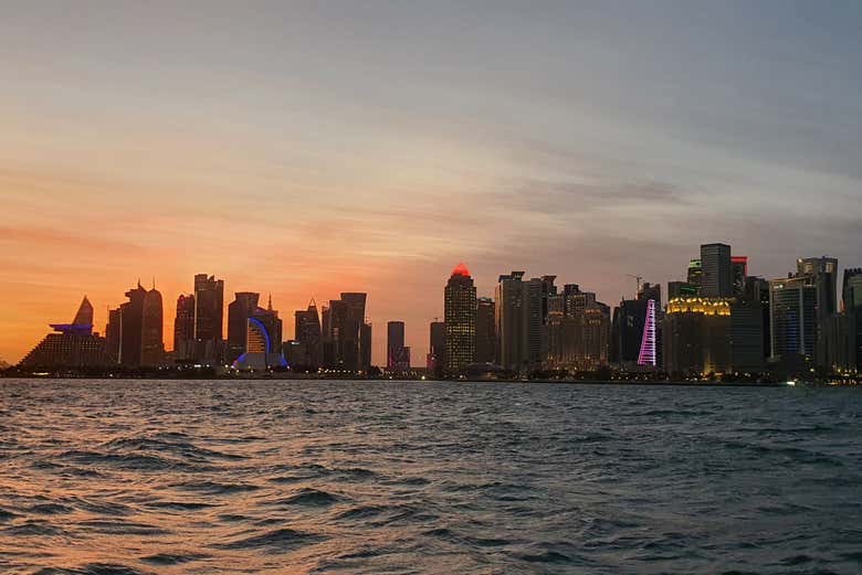 Skyline de Doha al atardecer