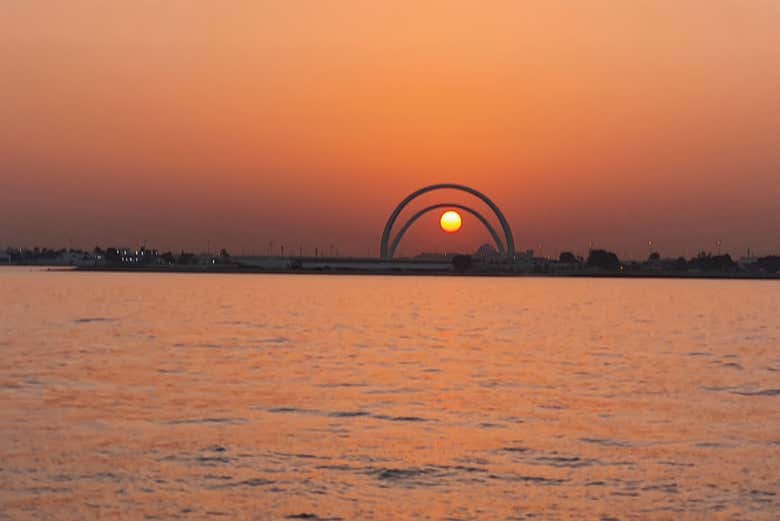 Viendo como el sol se esconde en el horizonte de Doha