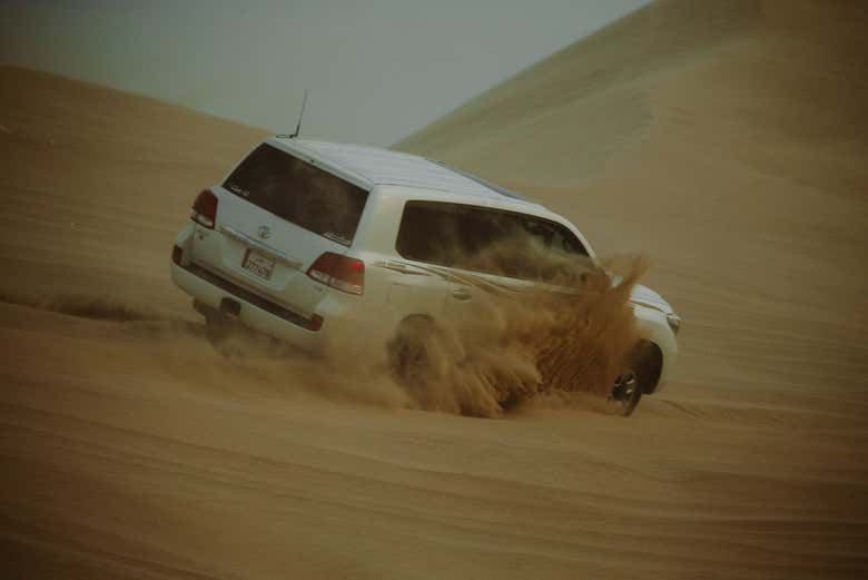 Vehículo 4x4 en el desierto
