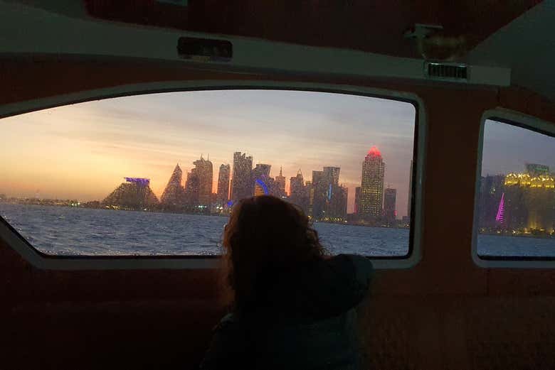 Vistas de Doha desde el interior del barco