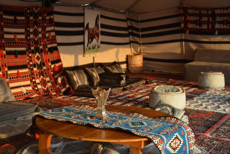 Momento relax en la acogedora zona común del campamento árabe