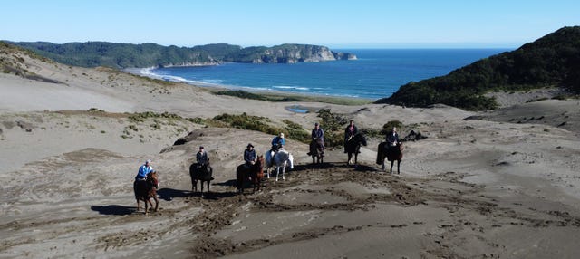Paseo a caballo por la costa del Parque Tepuhueico