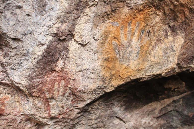 Manos pintadas en la cueva rupestre