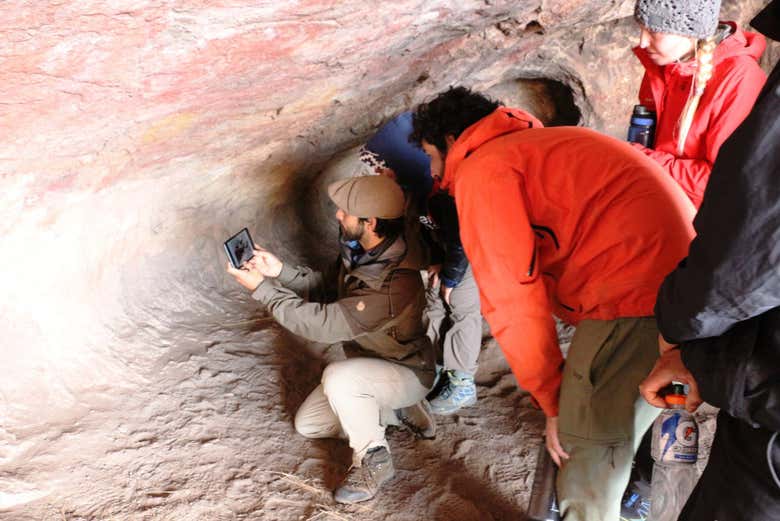 Visitando el interior de la Cueva de las Manos