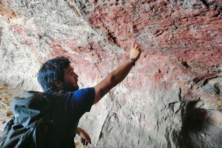 Observando las pinturas de la Cueva de las Manos